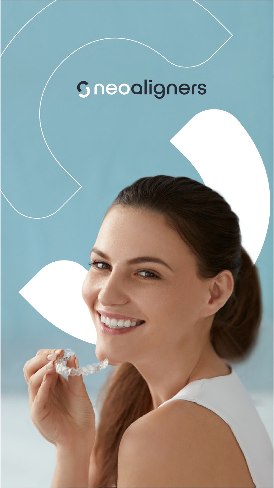 Paciente sonriendo con sus alineadores transparentes Paciente sonriendo con sus alineadores transparentes